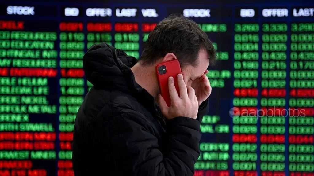 Australian Shares Edge Lower Ahead of RBA Decision; Tariff Clouds Linger